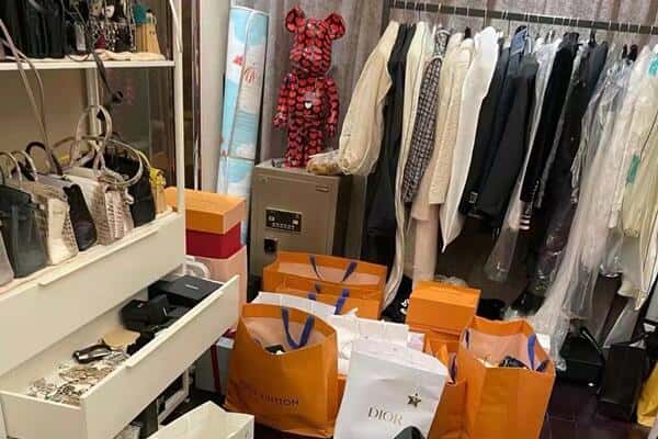 沛县回收一线品牌衣服.jpg